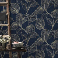 Boutique Vliesbehang Royal Palm Donkerblauw (111302) 8 Boutique Vliesbehang Royal Palm Donkerblauw (111302) -Behang Verkoop 123 1530